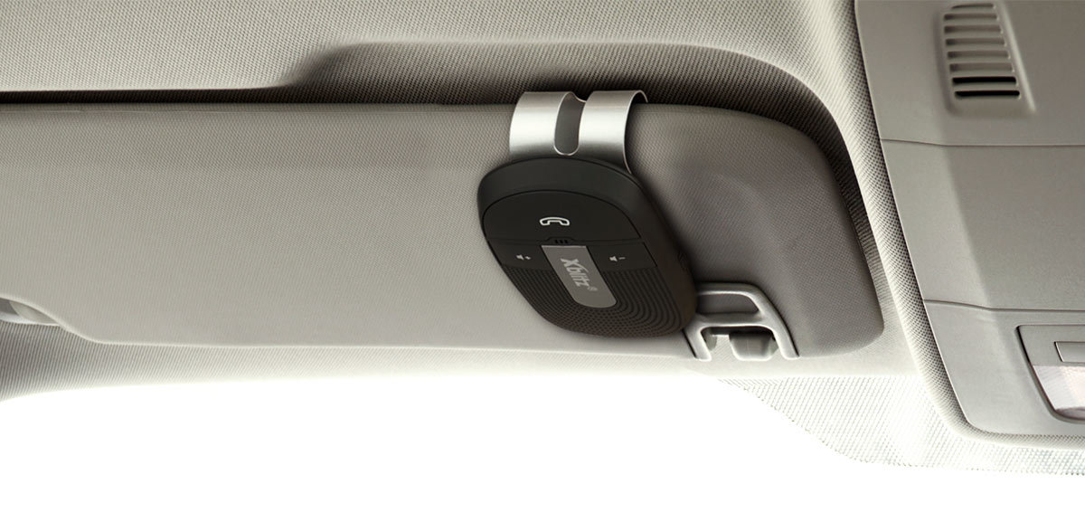 Zestaw głośnomowiący do samochodu Xblitz x700 Bluetooth zamontowany w samochodzie 