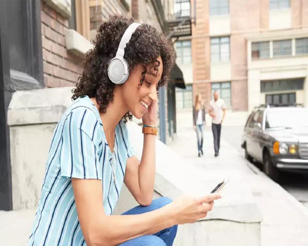 Słuchawki JBL Tune 600BTNC bezprzewodowe słuchanie kobiety