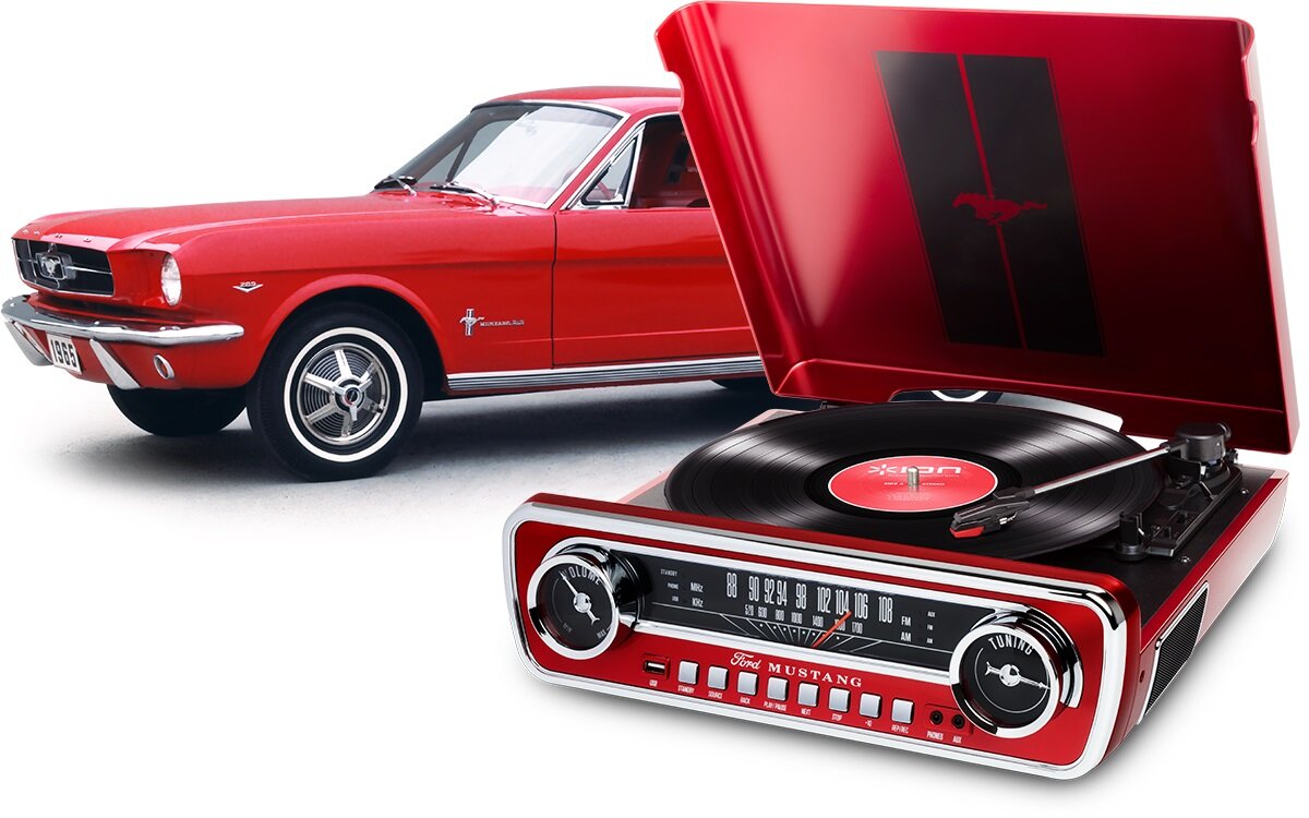Gramofon ION Mustang LP widok na gramofon od prawej strony na tle samochodu