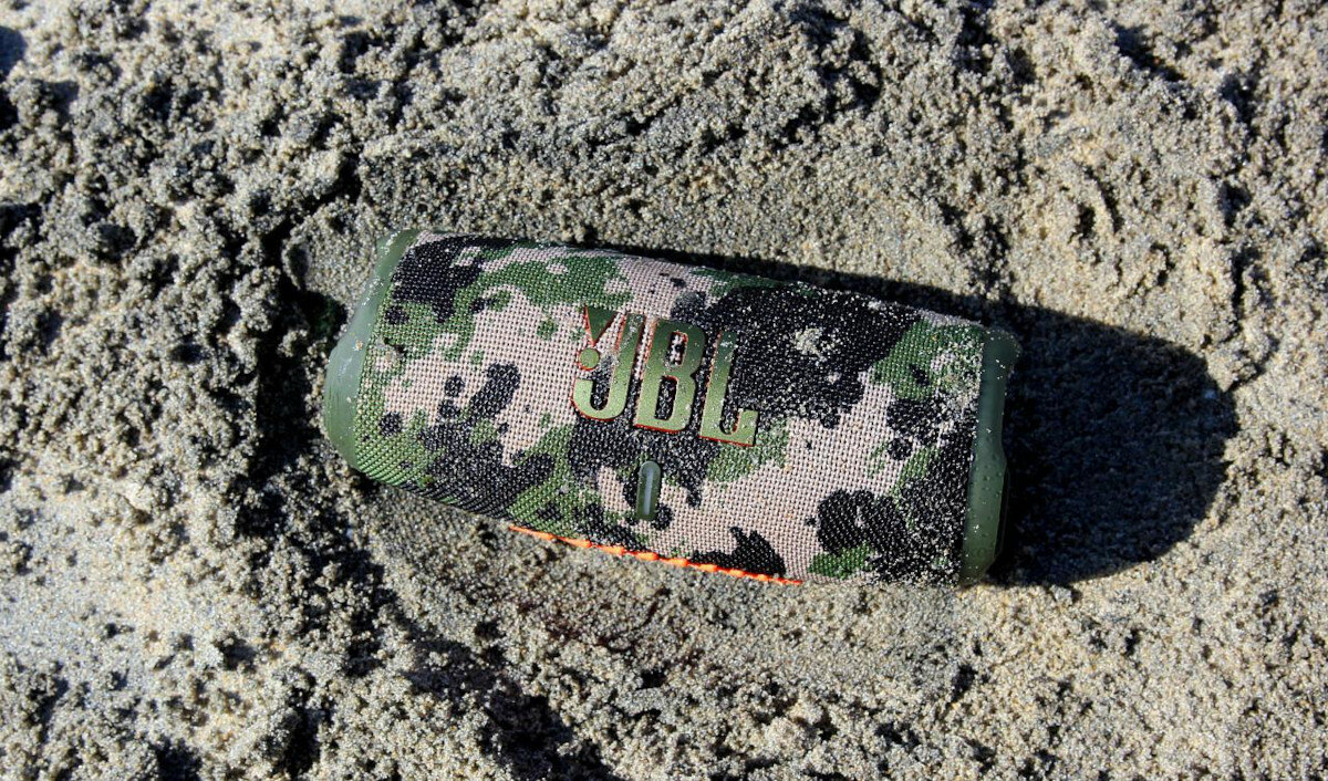 Głośnik JBL Flip 5 Moro zdjęcie od frontu, głośnik posypany piaskiem