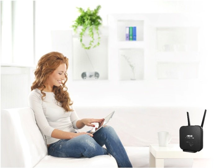 Router Asus 4G-N12 B1 kobieta na kanapie z tabletem