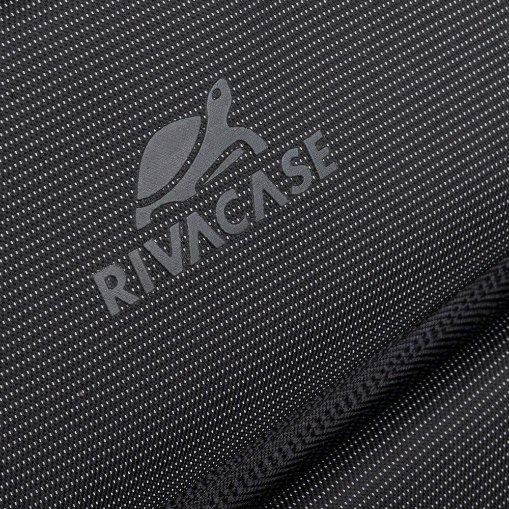 Torba/plecak na laptopa Rivacase 8290 16” czarna zbliżenie na logo marki