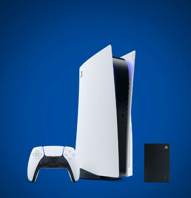 Dysk HDD Seagate STGD2000200 od frontu wraz z konsolą PlayStation 5 na niebieskim tle
