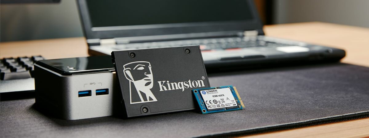 Dysk SSD Kingston KC600 256GB na tle laptopa