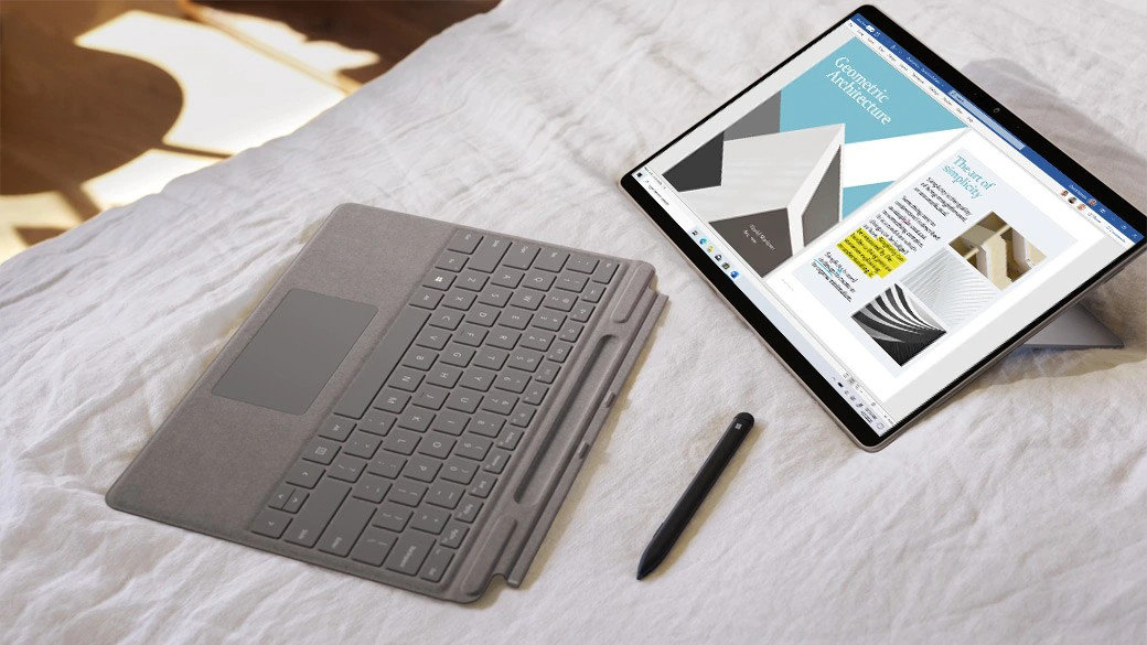 Laptop 2w1 Surface Pro X LTE JQG-00003 13 Czarny Mat widok od widok od góry na ekran z odłączoną klawiaturą