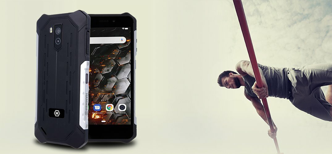 Smartfon myPhone Hammer Iron 3 IP68  widok na ekran i plecki smartfona oraz ćwiczący mężczyzna w tle