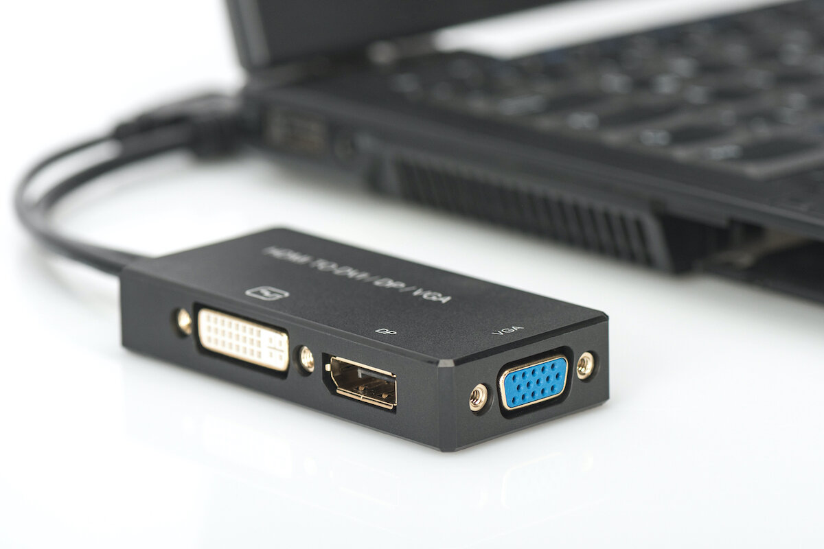 Adapter HDMI Assmann AK-330403-002-S 4K 30Hz podłączony do laptopa