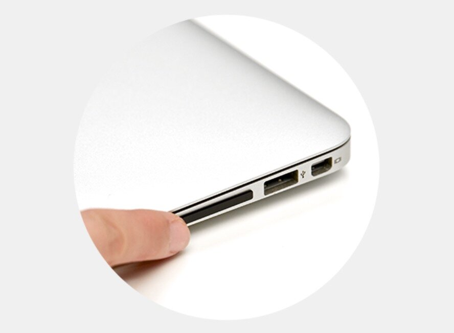 Karta pamięci Transcend JetDrive Lite 128 GB złącza laptopa widoczne pod skosem 