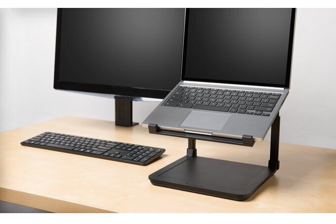 Podstawka pod laptopa Kensington SmartFit z laptopem na biurku obok monitora