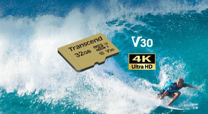 Karta pamięci Transcend microSDHC 500S 32GB widok karty na tle surfeującego meżczyzny na wodzie