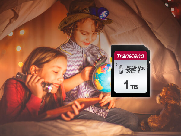 Karta pamięci Transcend Premium 300S SDXC 64 GB grafika przedstawiająca kartę SDXC w tle dzieci siedzące w namiocie, dziewczynka czytająca książkę podswietla latarką, chłopiec patrzący pod lupą na globus