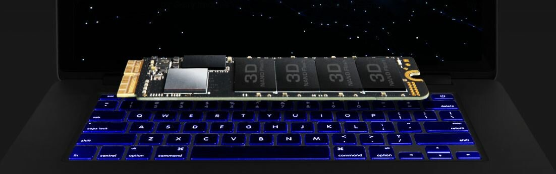 Dysk SSD Transcend JetDrive 850 480 GB widok dysku na klawiaturze laptopa