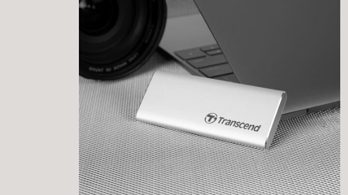 Dysk zewnętrzny SSD Transcend ESD240C 480GB widok dysku i laptopa