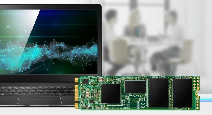 Dysk SSD Transcend 830S 1TB  M.2 dysk na tle laptopa