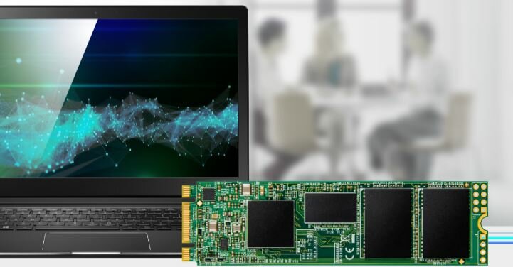Dysk SSD Transcend 830S 2TB M.2 widok dysku na tle laptopa