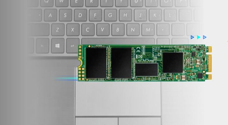 Dysk SSD Transcend 830S 2TB M.2 widok dysku na klawiaturze laptopa