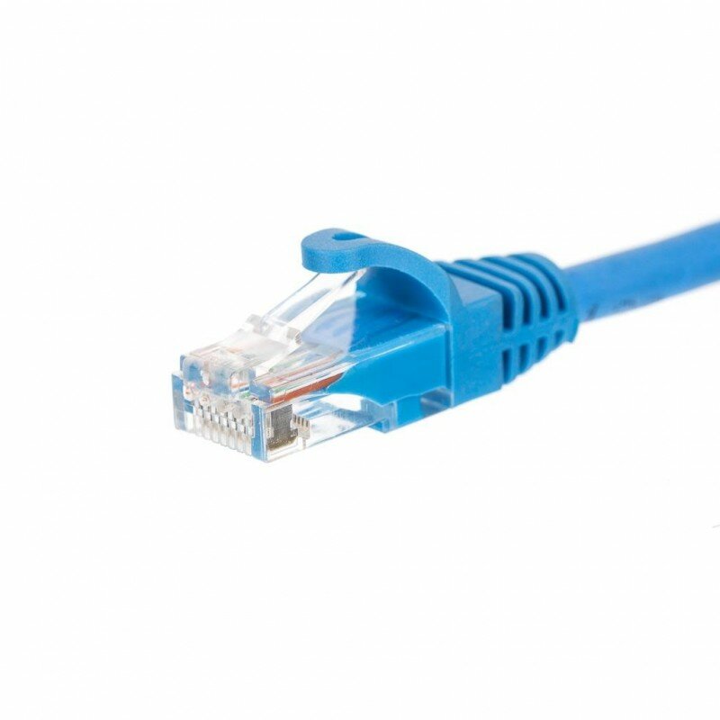 Kabel patchcord Netrack BZPAT10UB 10m złącze widoczne z bliska pod skosem