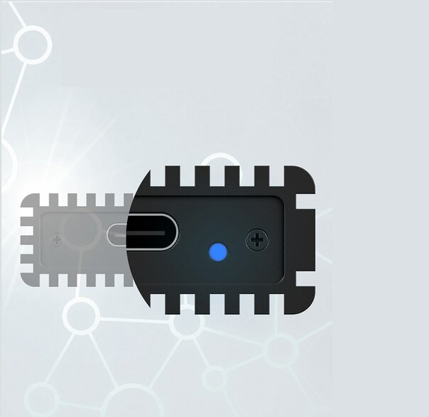 Obudowa dysku NVMe Icy Box IB-1816M-C31 USB-C 3.1 od boku ze zbliżeniem na diodę LED