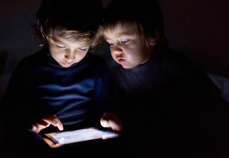 Router Mercusys AC12 dwupasmowy dzieci z tabletem