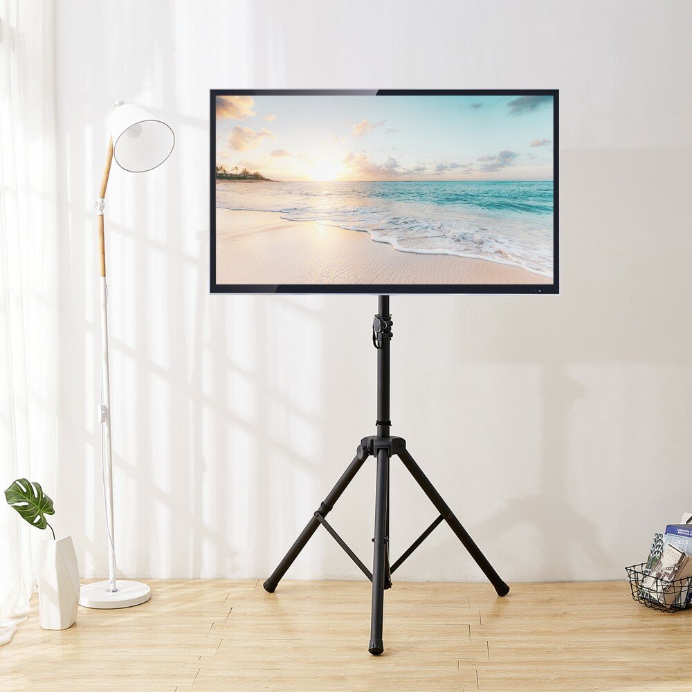 Stojak na telewizor Techly 108002 uniwersalny z zainstalowanym telewizorm ustawiony w pomieszczeniu