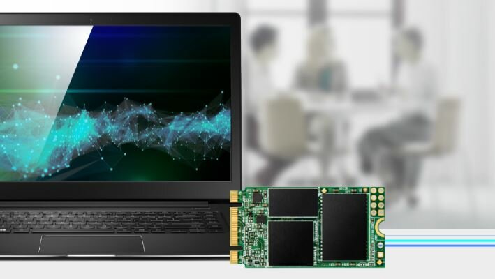 Dysk SSD Transcend 430S 512GB M.2 TS512GMTS430S dysk na tle laptopa