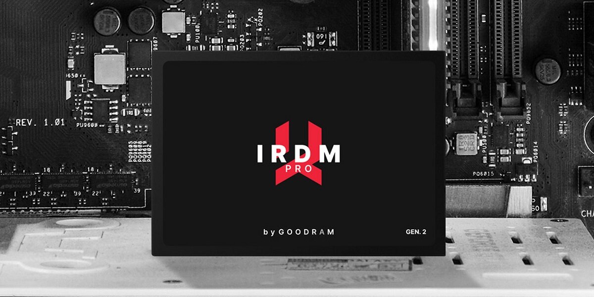 Dysk SSD Goodram IRDM Pro gen. 2 1TB IRP-SSDPR-S25C-01T widok od przodu na tle innych podzespołów