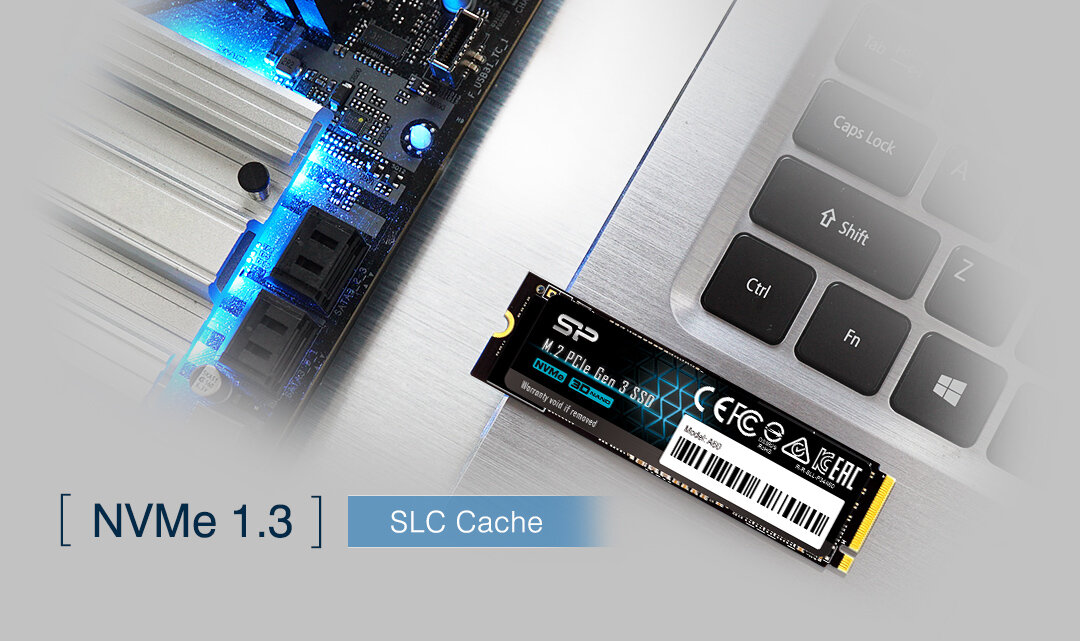Dysk SSD Silicon Power A60 pod skosem w lewo na klawiaturze laptopa