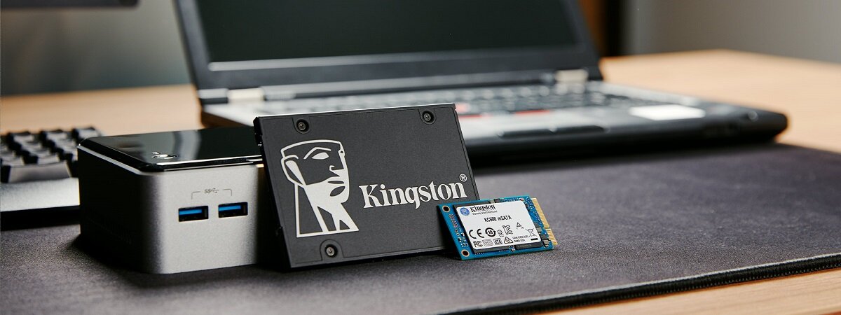 Dysk SSD Kingston KC600 2TB 2,5 SATA dwa różne dyski na tle komputera