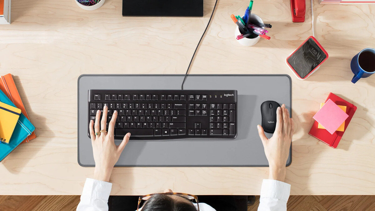 Klawiatura Logitech K120 Corded Keyboard ręce kobiety na klawiaturze