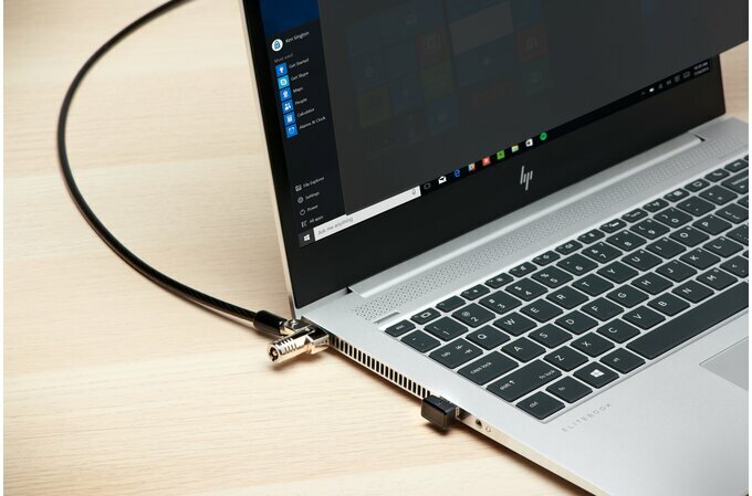 Kabel blokady do laptopa Kensington NanoSaver czarny podłączony do laptopa
