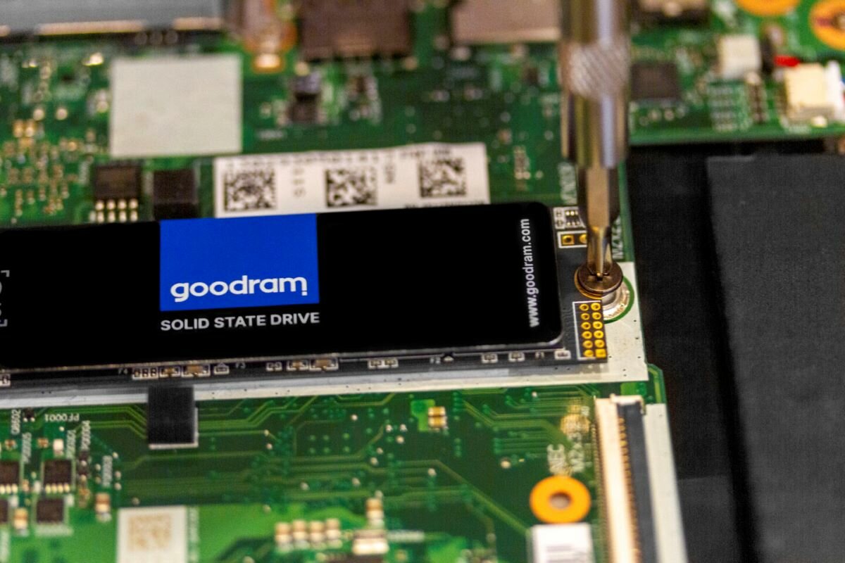 Dysk SSD Goodram PX500 256GB PCIe M.2 2280 widok przodem dysk montowany do urządzenia