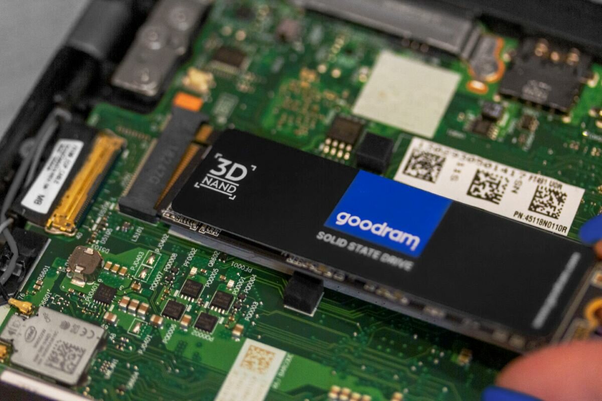 Dysk SSD Goodram PX500 512GB PCIe M.2 2280 zamontowane widok lekko pod skosem