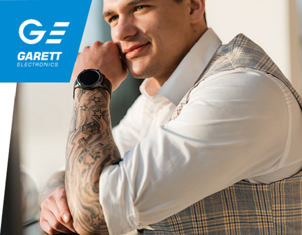 Smartwatch Garett Men 5S skórzany czarny na ręce mężczyzny z logo firmy Garett