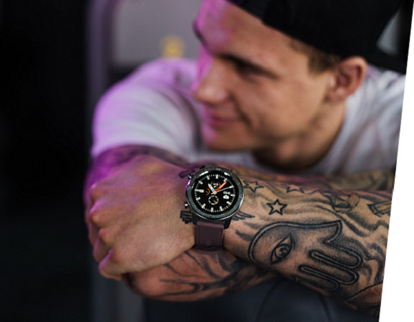 Smartwatch Garett Men 5S skórzany czarny widok na mężczyznę z zegarkiem na ręce