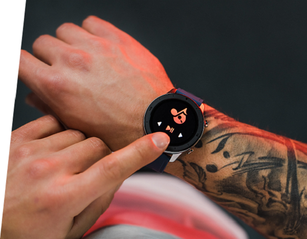 Smartwatch Garett Men 5S skórzany czarny na ręce podczas zmieniania muzyki