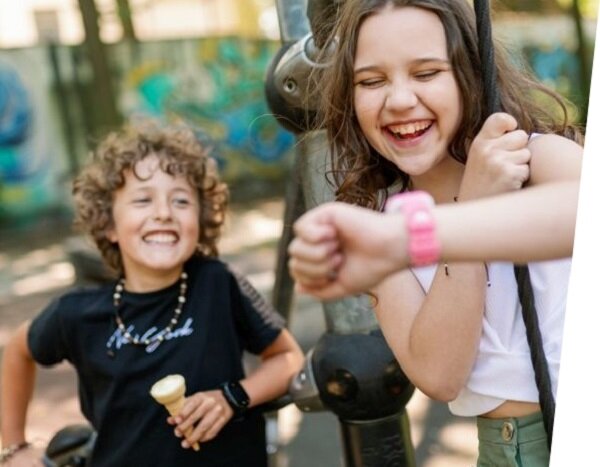 Smartwatch Garett Kids Sweet dwójka dzieci z zegarkami - widok od przodu