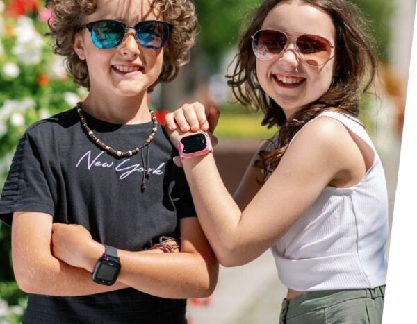 Smatrwatch Garett Kids Sweet 2 niebieski na zdjęciu dzieci z zegarkiem na ręce