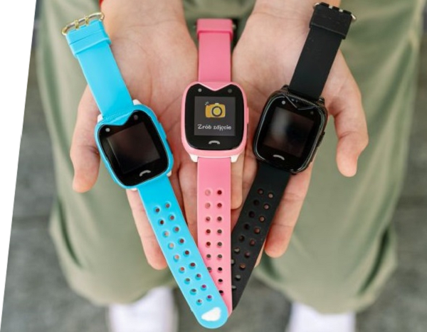 Smartwatch Garett Kids Sweet 2 czarny 3 smartwatche w różnych kolorach pokazane na ręce