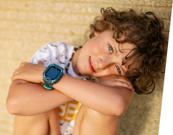 Smartwatch Garett Kids Play od frontu na ręce siedzącego dziecka