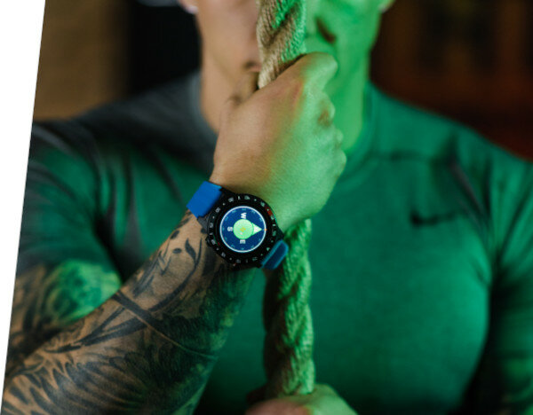 Smartwatch Garett Multi 4 Sport na ręce mężczyzny z włączonym kompasem
