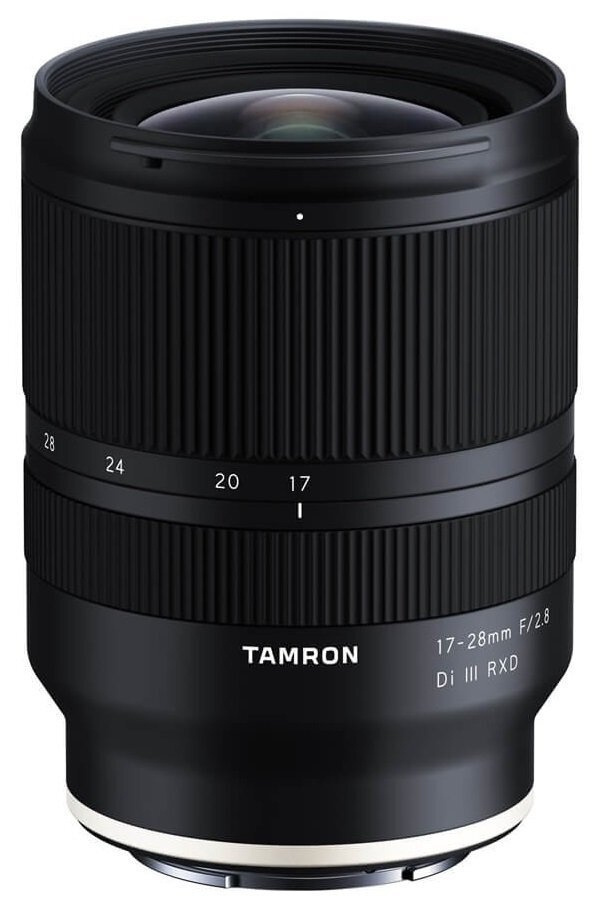 Obiektyw Tamron A046S 17-28 mm f/2.8 od frontu na białym tle