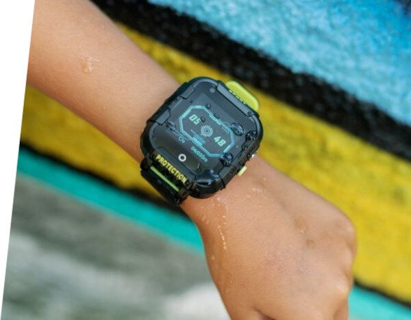 Smartwatch Garett Kids 4G czarny widok na zachlapaną tarczę zegarka wizualizacja wodoodporności