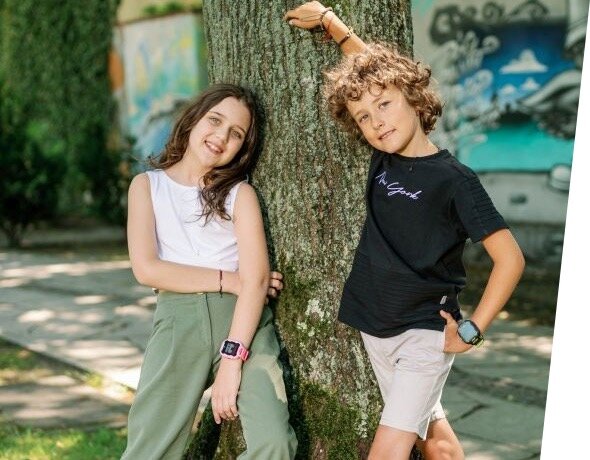 Smartwatch Garett Kids 4G niebieski widok na zegarki w użyciu