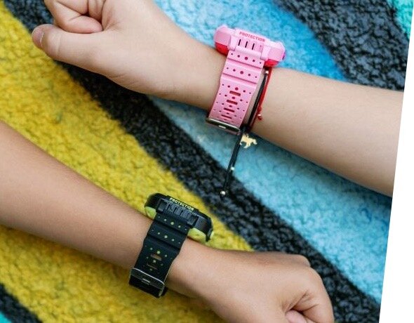 Smartwatch Garett Kids 4G różowy zbliżenie na paski w dwóch wersjach kolorystycznych