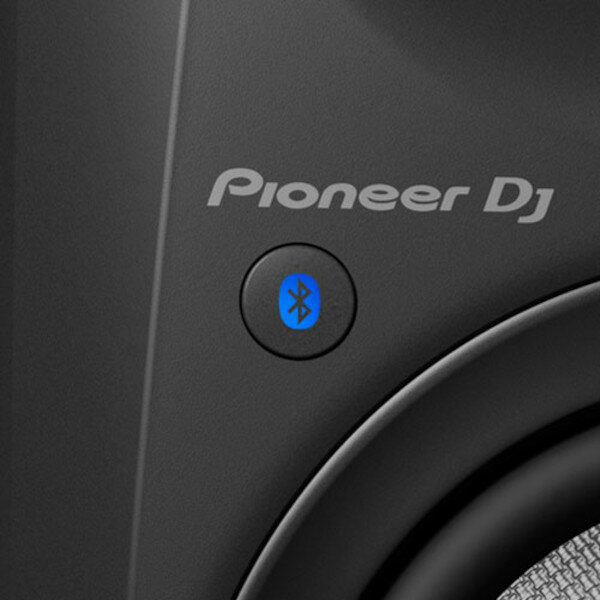 Głośniki Pioneer DM-40BT przybliżony widok na przycisk Bluetooth znajdujący się na głośniku