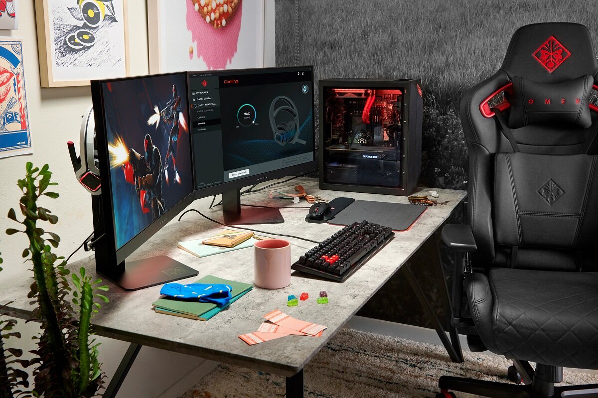 Monitor HP OMEN X 27 Gaming QHD na biurku w pokoju od boku