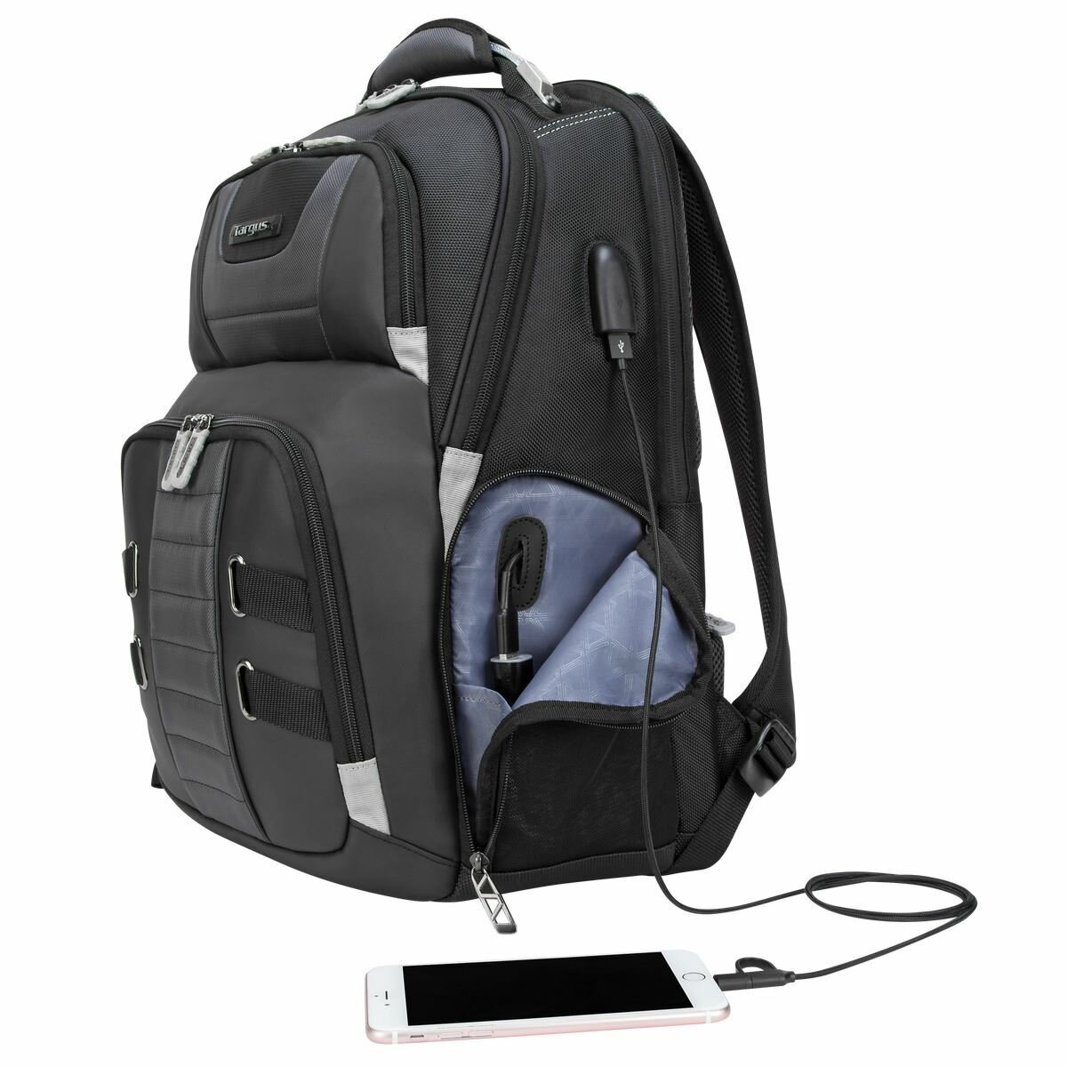 Plecak na laptopa Targus DrifterTrek 11,6-15,6 czarny od boku z podłączonym kablem do smartfona na białym tle