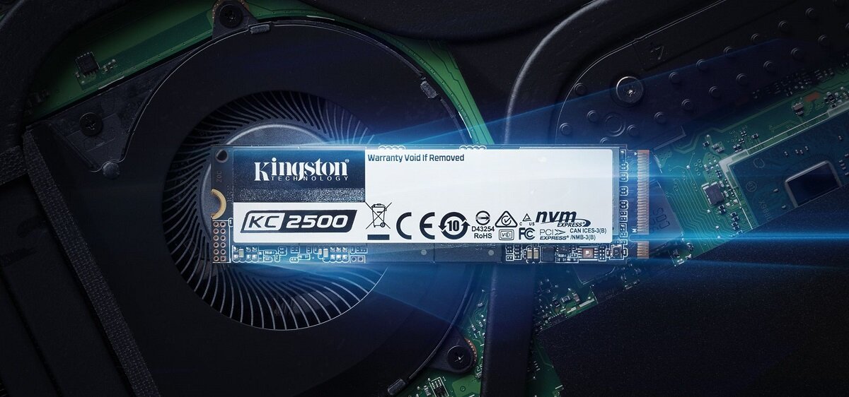 Dysk SSD Kingston KC2500 250GB M.2 SKC2500M8/250G  dysk na tle innych podzespołów