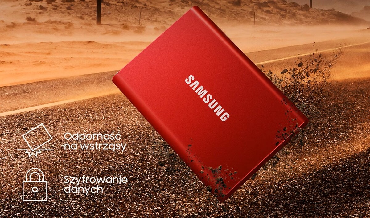 Dysk przenośny Samsung SSD T7 Portable 500GB szary na tle pustyni spadający na drogę