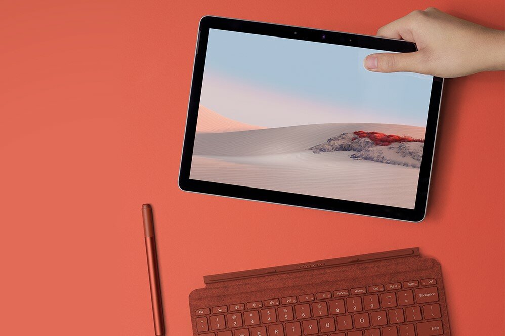 Komputer Microsoft Tablet Surface GO 2 2w1 w dłoni